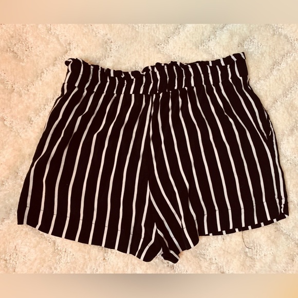 Ambiance Apparel Black White Stripped Stretch Waist Tie Shorts Small Pockets - Picture 3 of 12
